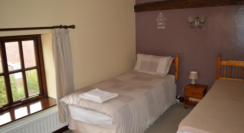 Hopley house twin bedded room